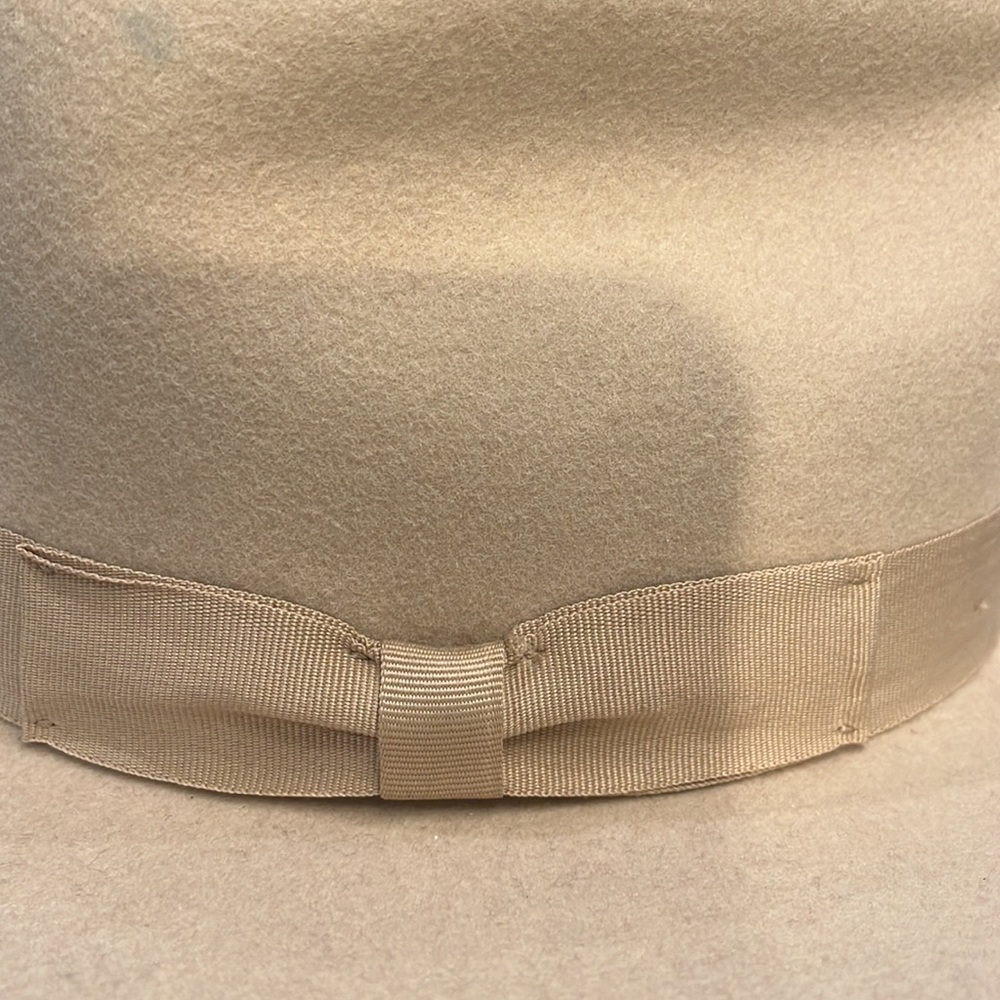 NWOT New Urban Outfitters
Elegant Retro Felt Fedora Wide
Brim Hat - Picture 6 of 7